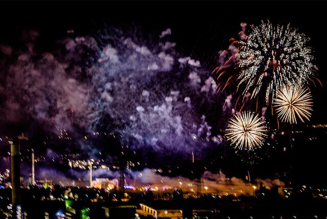 Feuerwerk am Himmel, fotografiert von der Halde Hoheward aus.