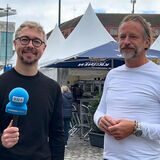 Reporter Thomas Thiel und Organisator Sven Stute bei ihrem Rundgang am Eröffnungstag von „Dortmund à la Carte 2023“