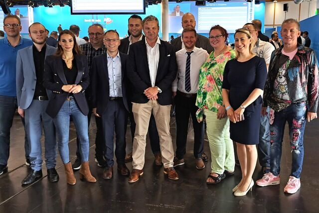 AfD-Landtagsabgeordneter Dr. Daniel Zerbin inmitten seiner Parteifreunde aus dem Bezirksverband Münster