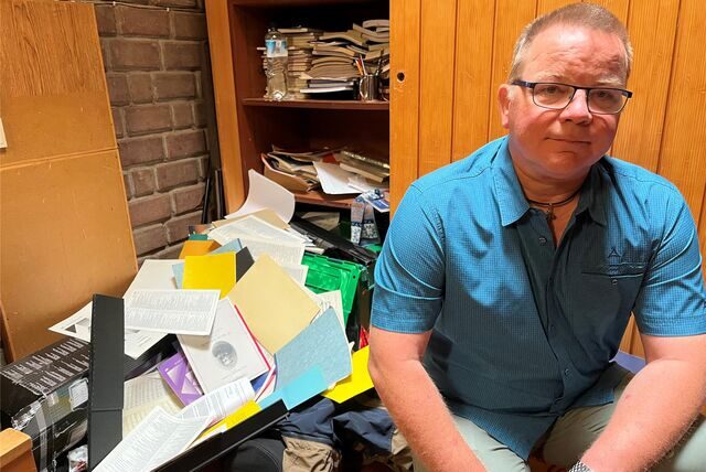 Presbyter Andreas Lensing vor einem Schrank, der beim Einbruch ins evangelische Gemeindezentrum in Wulfen-Barkenberg verwüstet wurde.
