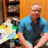 Presbyter Andreas Lensing vor einem Schrank, der beim Einbruch ins evangelische Gemeindezentrum in Wulfen-Barkenberg verwüstet wurde.