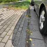 Ein Auto parkt auf der Jägerstraße in Recklinghausen vor einem abgesenkten Bordstein.