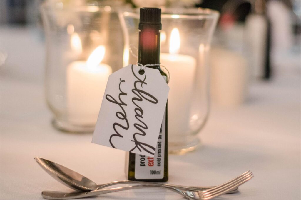 selbst gemachter schnaps auf einem hochzeitstisch