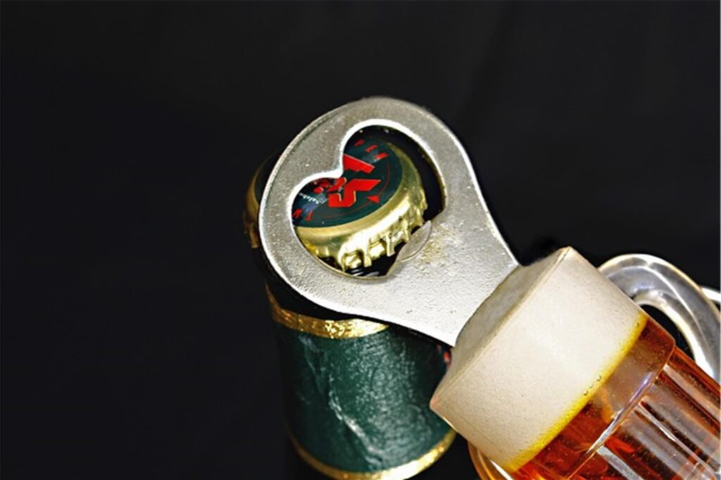 ein flaschenöffner öffnet eine bierflasche