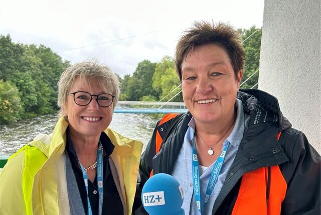 Reporterinnen vor der Blauen Brücke in Haltern