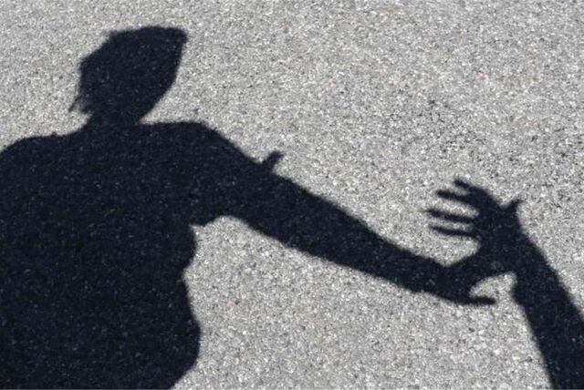 Ein Exhibitionist sprach eine Frau im Stadtgarten an.