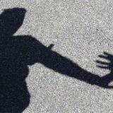 Ein Exhibitionist sprach eine Frau im Stadtgarten an.