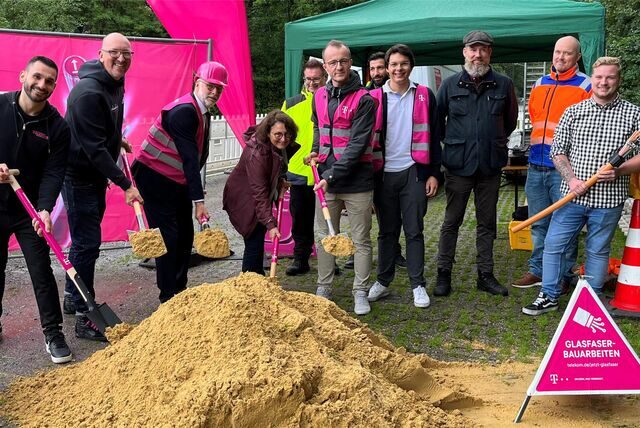 Die Beteiligten des Glasfaserprojekts beim Spatentisch.