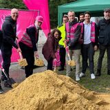 Die Beteiligten des Glasfaserprojekts beim Spatentisch.