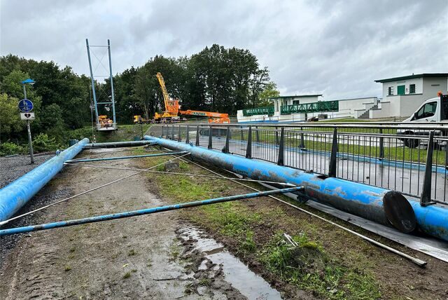 Der erste Pylon und Teile des Geländers sind bereits am Donnerstagmorgen demontiert.