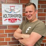 Markus Holterhoff aus Datteln steht vor dem Schild seiner Brauerei „Holterhopfen“.