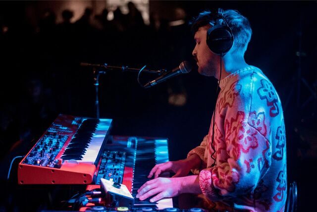 Symøn, alias Simon Schmidt, spielt an seinem Keyboard.