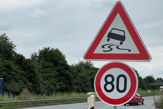 Ein Tempo 80 Schild auf der Autobahn.