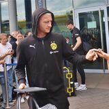 Marco Reus gibt einem Fan ein Autogramm.