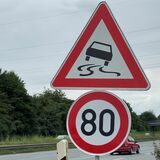 Ein Tempo 80 Schild auf der Autobahn.