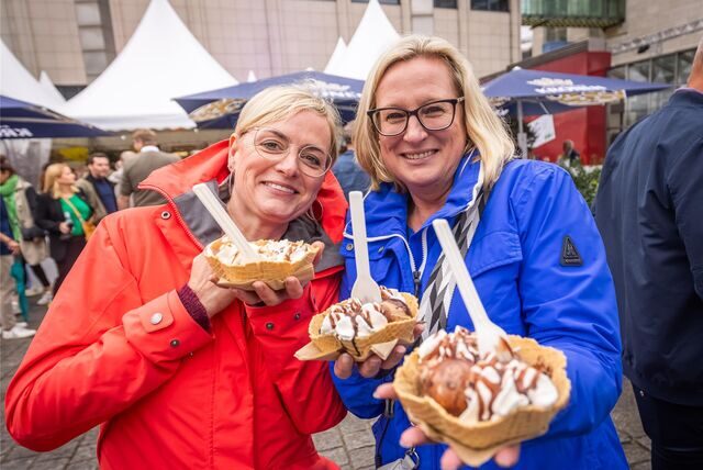 Essen macht glücklich: viele fröhliche Gesichter bei Dortmund à la carte.