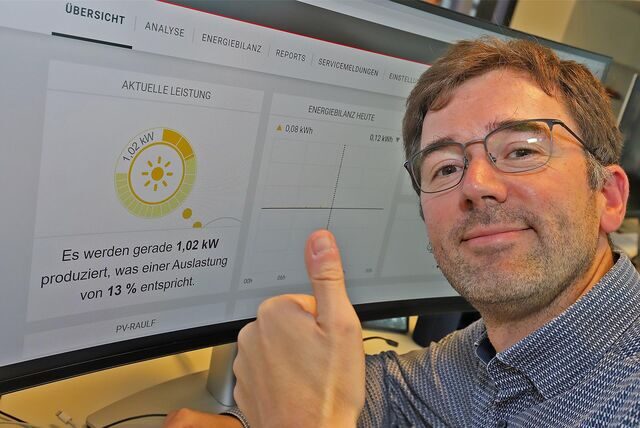 Ein Kilowatt ist nicht üppig, aber Vatti freut es. Wie viel Strom das Haus erzeugt und wie viel die Familie verbraucht, hat er stets im Blick. Klein und Groß im Haushalt teilen die Solar-Begeisterung. Fast.