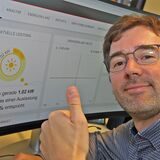 Ein Kilowatt ist nicht üppig, aber Vatti freut es. Wie viel Strom das Haus erzeugt und wie viel die Familie verbraucht, hat er stets im Blick. Klein und Groß im Haushalt teilen die Solar-Begeisterung. Fast.