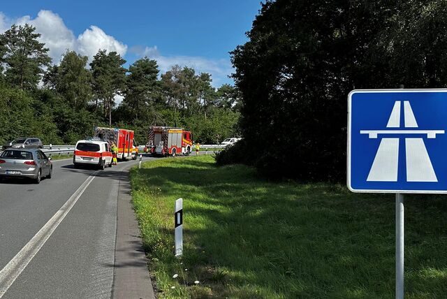 Auf der A52 hat sich ein Motorradunfall ereignet. Die Feuerwehr suchte nach dem Opfer.