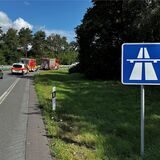 Auf der A52 hat sich ein Motorradunfall ereignet. Die Feuerwehr suchte nach dem Opfer.
