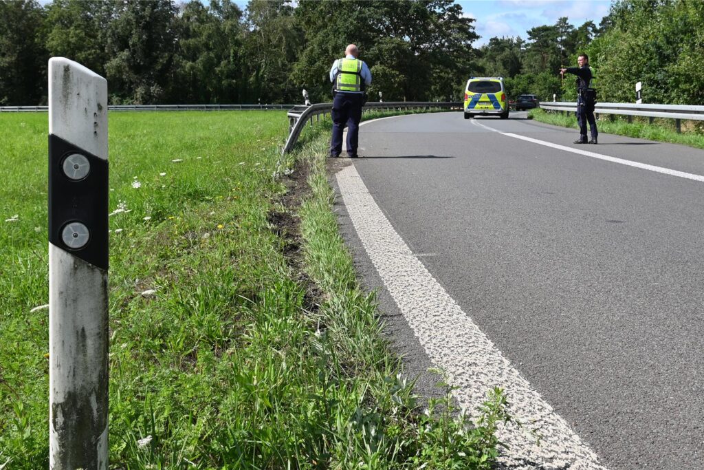 Lang suchten Polizei und Feuerwehr nach dem Unfallopfer. Lang suchten Polizei und Feuerwehr nach dem Unfallopfer.
