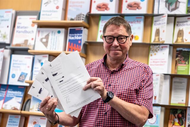 Martin Meiser, Leiter der Recklinghäuser Verbraucherzentrale, hält Beispiele der unerwünschten Werbepost in die Kamera.