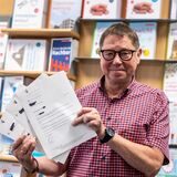 Martin Meiser, Leiter der Recklinghäuser Verbraucherzentrale, hält Beispiele der unerwünschten Werbepost in die Kamera.