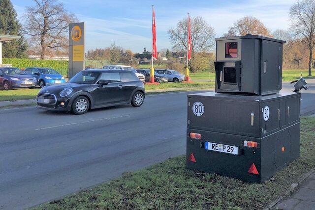 Der Panzerblitzer des Kreises Recklinghausen steht auf der Friedrich-Ebert-Straße in Datteln.