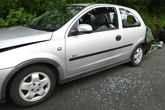 Die Scheiben des Opel Corsa wurden von Unbekannten in Dorsten eingeschlagen.