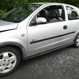 Die Scheiben des Opel Corsa wurden von Unbekannten in Dorsten eingeschlagen.