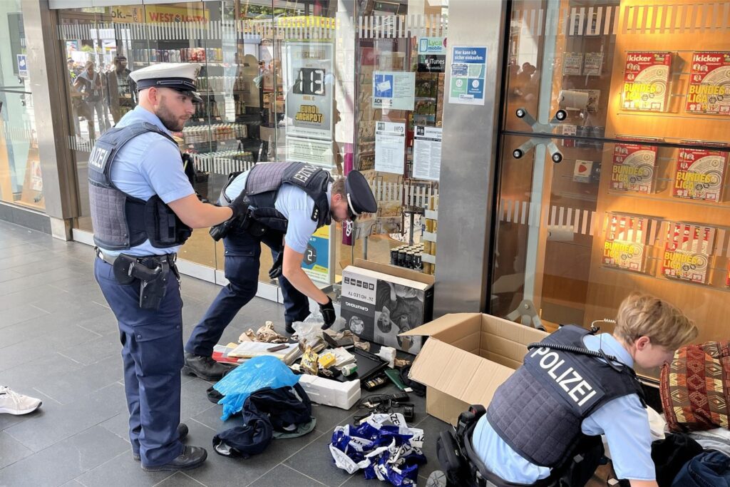 Bundespolizist kniet vor einem Gegenstand Bundespolizist kniet vor einem Gegenstand