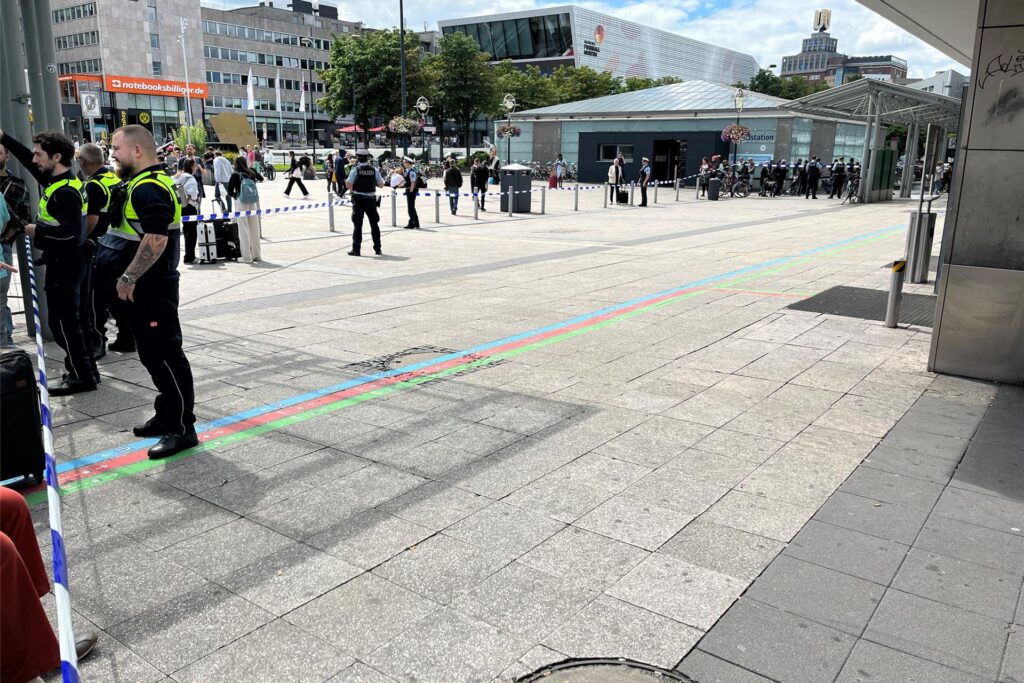 Der Hauptbahnhof ist wegen eines verdächtigen Gegenstands aktuell gesperrt. Der Hauptbahnhof ist wegen eines verdächtigen Gegenstands aktuell gesperrt.