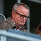 FLVW-Präsident Manfred Schnieders auf einer Tribüne im Häcker Wiehenstadion in Rödinghausen