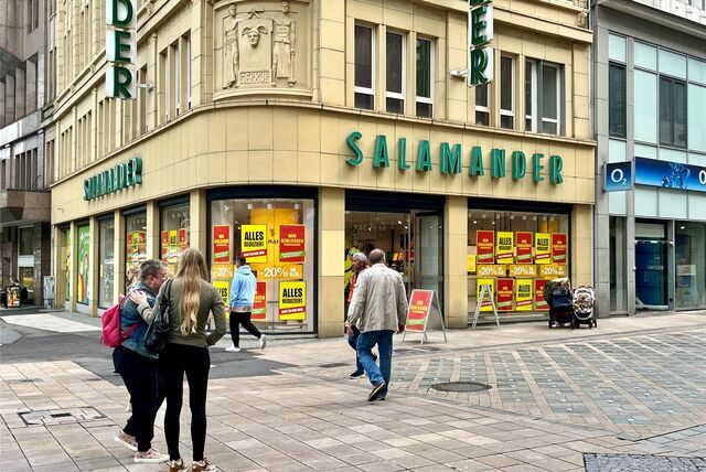 Die Salamander-Filiale am Westenhellweg: „Wir schließen“ verkünden die Plakate im Schaufenster.