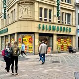 Die Salamander-Filiale am Westenhellweg: „Wir schließen“ verkünden die Plakate im Schaufenster.