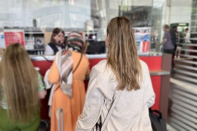 Konstanze B. steht resigniert in der Schlange der DB Information im Dortmunder Hbf.