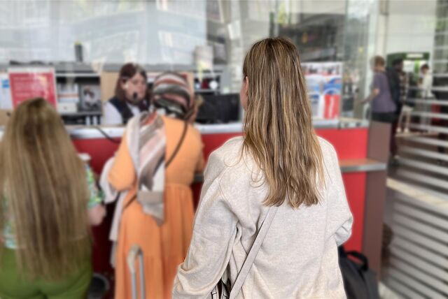 Konstanze B. steht resigniert in der Schlange der DB Information im Dortmunder Hbf.