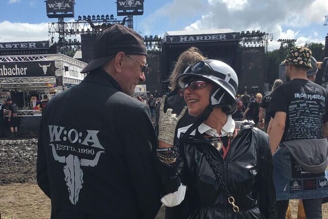 Gute Laune trotz Regens: Gunnar und Petra Polansky aus Dorsten feiern beim Wacken Open Air 2023.