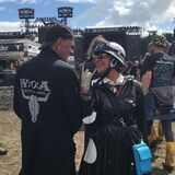 Gute Laune trotz Regens: Gunnar und Petra Polansky aus Dorsten feiern beim Wacken Open Air 2023.