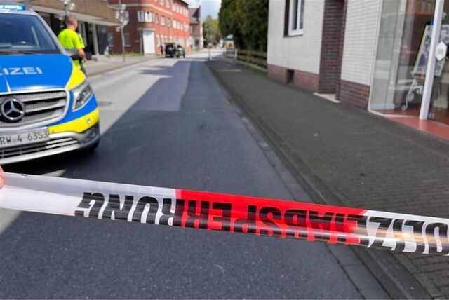 Absperrband vor einer Borkener Straße