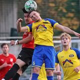 Die Spvg Schwerin (gelbe Hemden) und Dustin Singh mit seiner Westfalia Huckarde treffen in der neuen Saison erstmals auf den SV Bommern.