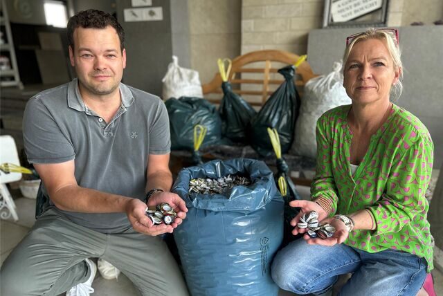 Die Unternehmer Patrick Schürhoff und Cirsten Mastiaux aus Dorsten präsentieren stolz die gesammelten Kronkorken für den guten Zweck.