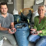 Die Unternehmer Patrick Schürhoff und Cirsten Mastiaux aus Dorsten präsentieren stolz die gesammelten Kronkorken für den guten Zweck.