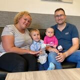 Carolin und Kevin Golombeck mit ihren Kindern Quinn (5) und Klara (7 Monate).