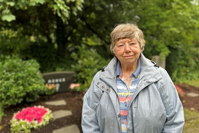 Gerda Menge vor dem Grab ihrer Eltern auf dem Südfriedhof: Die Rentnerin findet den Friedhof am Rande des Dortmunder Kreuzviertels zu ungepflegt.