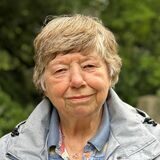 Gerda Menge vor dem Grab ihrer Eltern auf dem Südfriedhof: Die Rentnerin findet den Friedhof am Rande des Dortmunder Kreuzviertels zu ungepflegt.