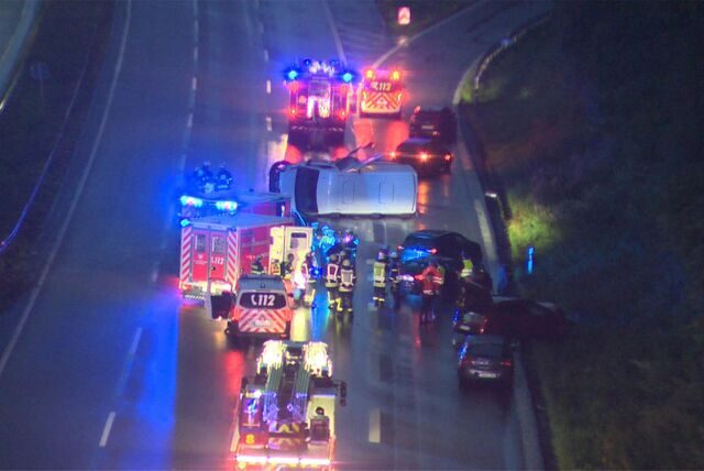 Ein langer Stau mit viel Blaulichtfahrzeugen auf der A45 nach einem Verkehrsunfall in der Nähe von Dortmund.