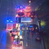 Ein langer Stau mit viel Blaulichtfahrzeugen auf der A45 nach einem Verkehrsunfall in der Nähe von Dortmund.