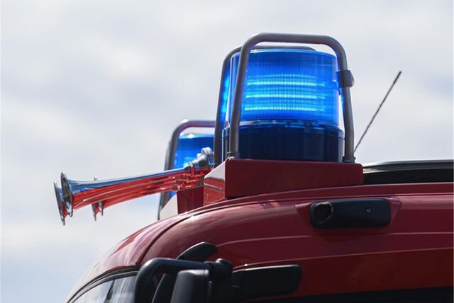 Blaulicht und Martinshorn auf einem Feuerwehrwagen.