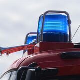 Blaulicht und Martinshorn auf einem Feuerwehrwagen.